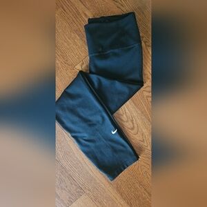 NEW WOMENS NIKE DRYFIT CAPRIS